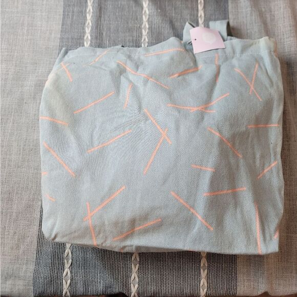 NWT- TALKING OUT OF TURN Canvas Bundle - Picture 6 of 13